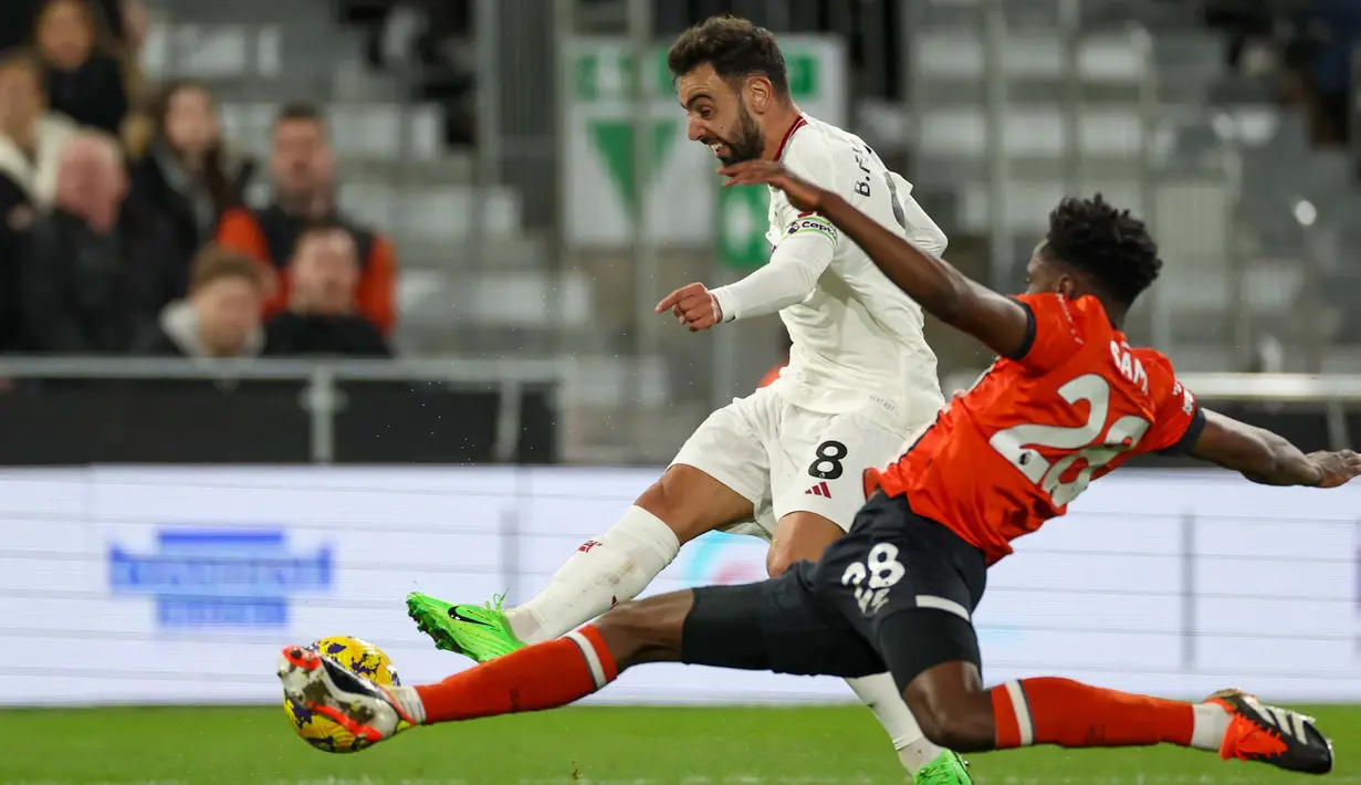 Meski unggul sejak awal laga, Manchester United tetap mendominasi permainan hingga akhir laga. (AP Photo/Ian Walton)
