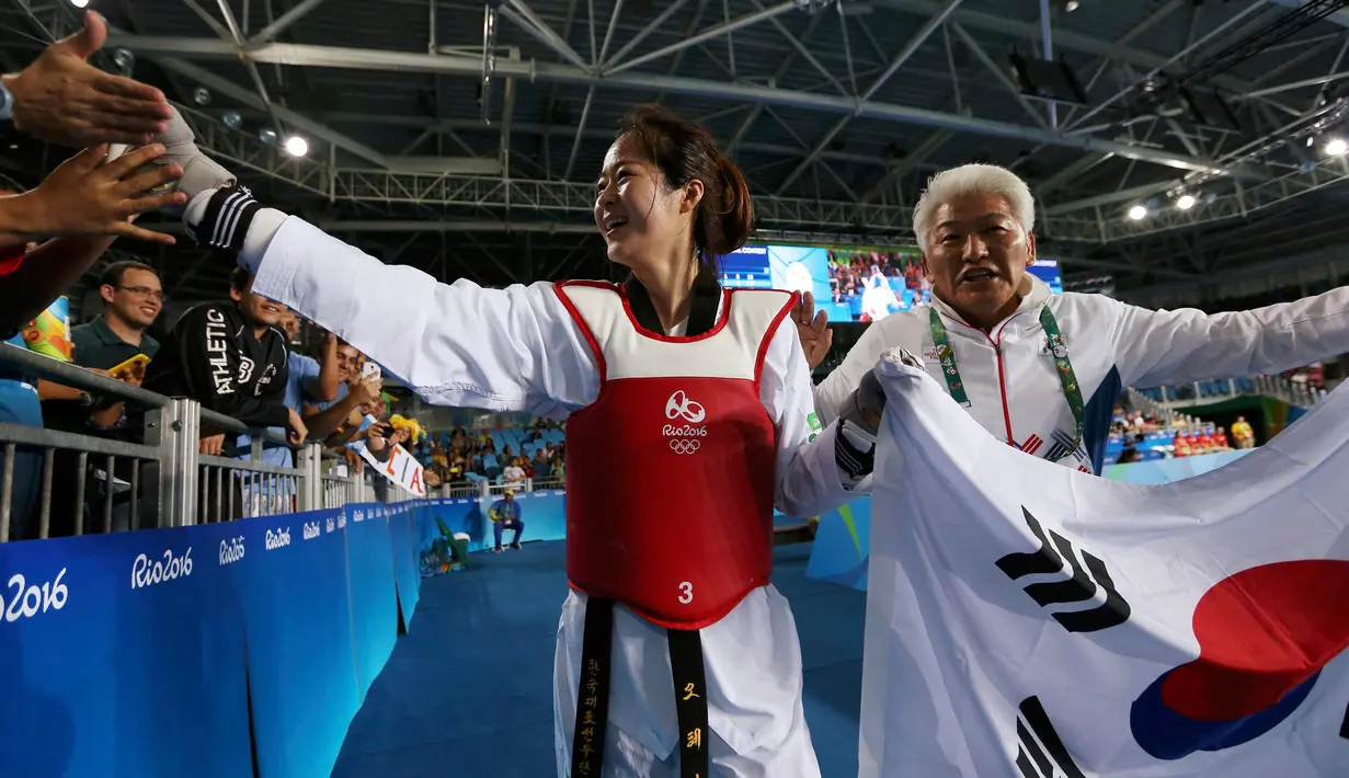 Oh Hye-Ri menyapa para penggemarnya usai menjuarai cabang Taekwondo 67kg wanita Olimpiade 2016 di Carioca Arena 3, Rio de Janeiro, Brazil, (19/8). Atlet 28 tahun ini mengalahkan atlet Prancis Haby Niare. (REUTERS/Issei Kato) 
