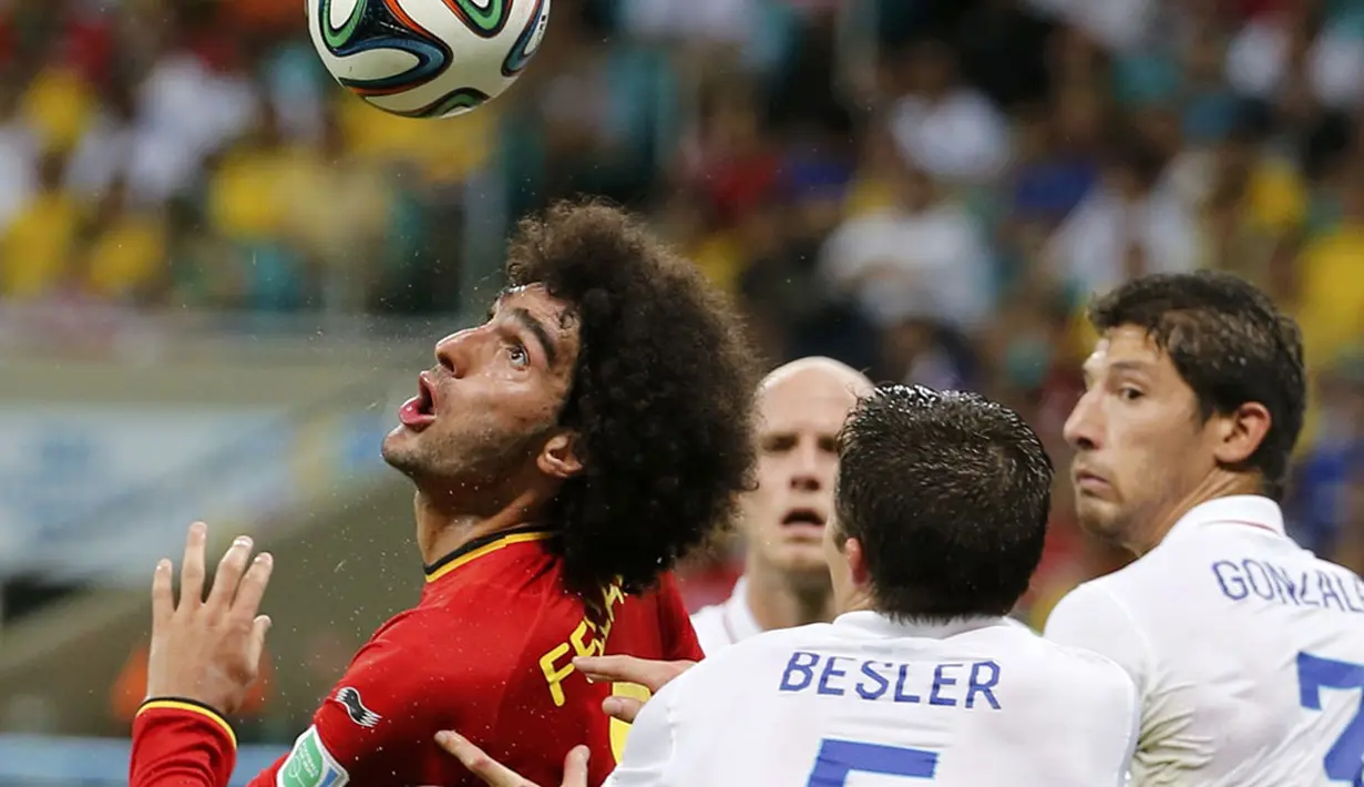 Gelandang Timnas Belgia, Marouane Fellaini (kiri) mencoba lolos dari kawalan dua pemain AS saat berlaga di 16 besar Piala Dunia 2014 di Stadion Fonte Nova, Salvador, (2/7/2014). (REUTERS/Sergio Moraes)