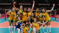 Para pemain Brasil merayakan kemenangan atas Kenya pada penyisihan Grup A cabang bola voli Olimpiade Tokyo 2020 di Ariake Arena, Tokyo, Jepang, Senin, 2 Agustus 2021. (Luis ROBAYO / AFP)