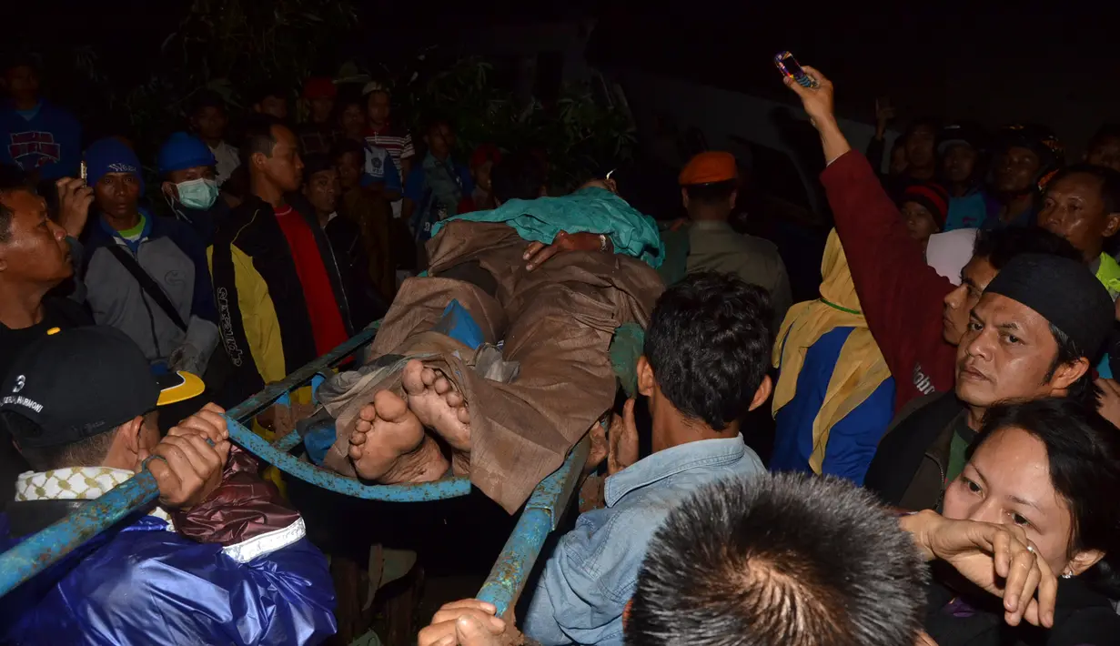 Petugas berusaha mengevakuasi penumpang yang terjepit di dalam gerbong kereta Api Malabar jurusan Bandung-solo yang anjlok masuk jurang di Tasikmalaya, Jawa Barat, Jumat (4/4) (ANTARA FOTO/Adeng Bustomi)