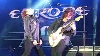 Vokalis Europe, Joey Tempest (kiri) beraksi bersama John Norum di Volcano Rock Festival Boyolali, Sabtu (12/5). (Liputan6.com/Edu Krisnadefa)