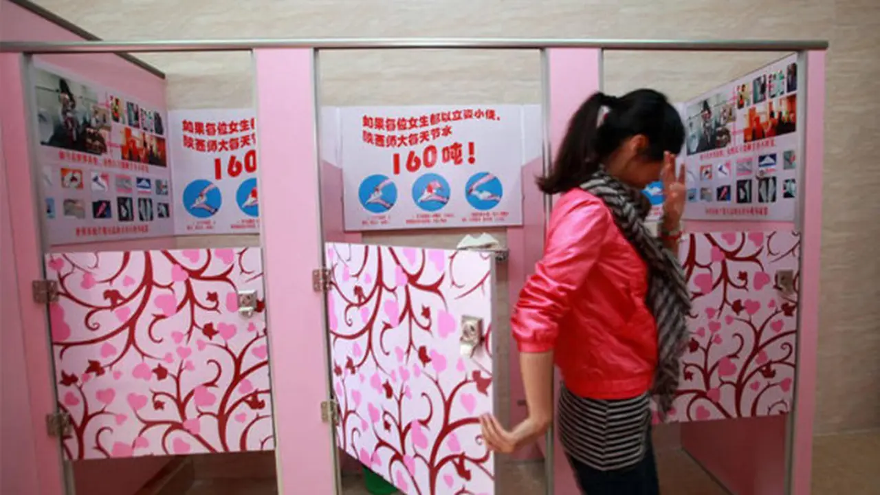 perempuan kencing berdiri