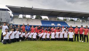 Semangat luar biasa terlihat dari para atlet dan pelatih Timnas Indonesia untuk ajang Special Olympics Asia Pacific Football Competition 2025 yang akan digelar pada 10-14 November 2025 di Stadion Persib (Sidolig), Ahmad Yani, Kota Bandung. (Bola.com/Erwin Snaz)