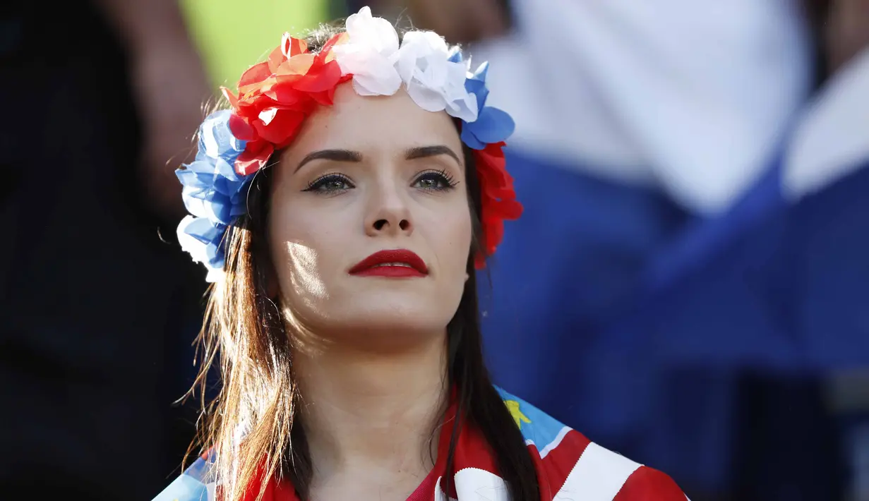 Fans Cantik asal Kroasia menanti laga babak 16 besar antara Kroasia melawan Portugal di Stade Bollaert-Delelis, Lens, Prancis (25/6/2016). (REUTERS/Charles Platiau)