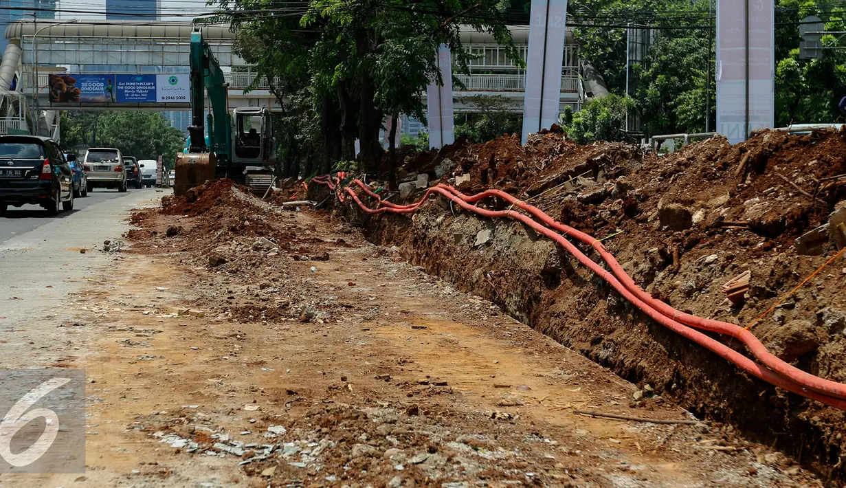 Sebuah alat berat saat melakukan pembangunan jalan di Jakarta, Senin (23/11). Dinas Bina Marga akan melakukan tes kualitas pembangun jalan pihak pengembang yang dikerjakan oleh kontraktor. (Liputan6.com/Yoppy Renato)