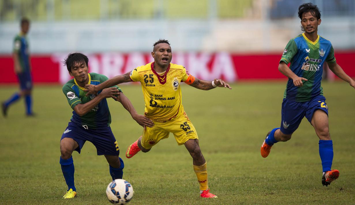 Pemain Sriwijaya FC, Titus Bonai, berusaha melewati pemain Gresik United, Samsul Arifin, pada laga Piala Jenderal Sudirman di Stadion Kanjuruhan, Malang, Kamis (19/11/2015). Sriwijaya berhasil menang 1-0. (Bola.com/Vitalis Yogi Trisna)
