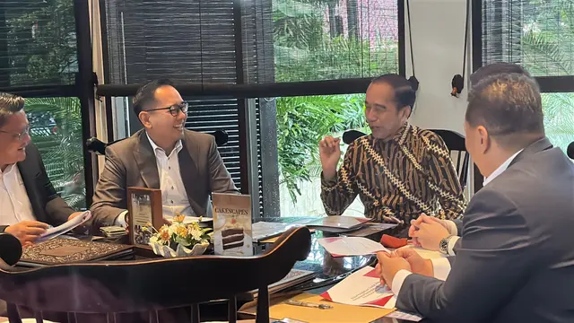 Presiden ke-7 RI Joko Widodo alias Jokowi bertemu dengan tim kuasa hukumnya di Menteng, Jakarta Pusat, Selasa (22/4/2025). Jokowi dan tim kuasa hukumnya membahas mengenai pelaporan soal isu ijazah palsu. (Liputan6.com/Nanda Perdana Putra)
