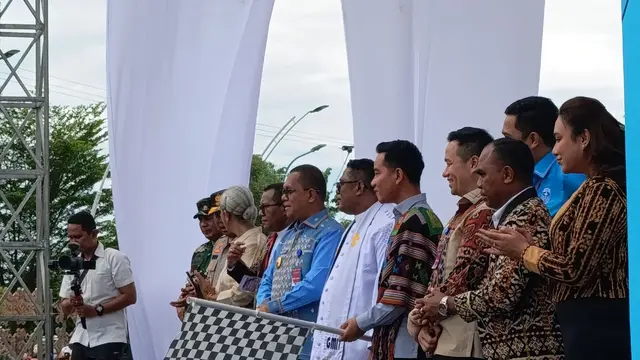 Gibran Ikut Pikul Salib Pawai Paskah GMIT di Kupang NTT