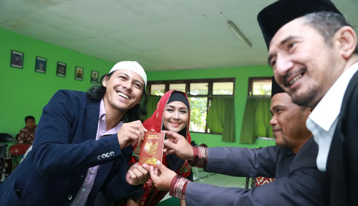 Syukuran secara sederhana digelar di kediamannya. Ria Irawan dan Mayky Wongkar mengajak para tamu yang hadir menyantap hidangan seperti somay, es dawet sampai rujak buah. (Adrian Putra/Bintang.com)