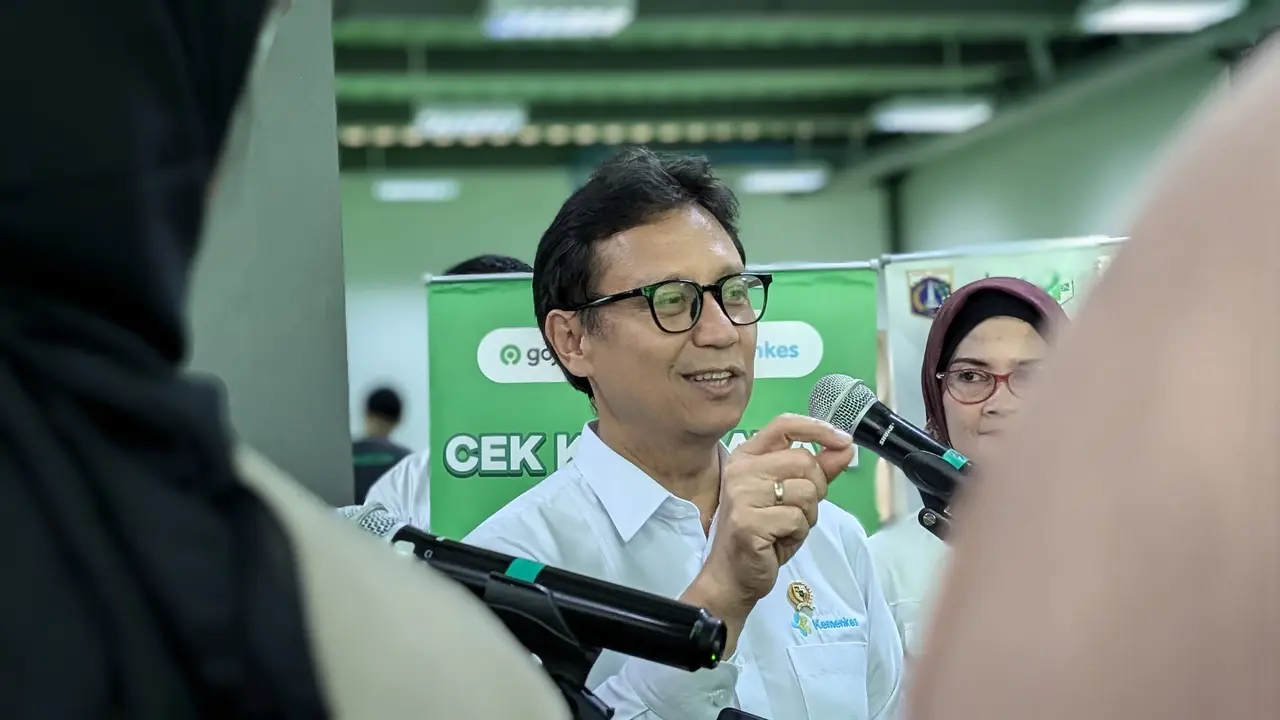 Menkes Budi Gunadi Sadikin saat meninjau Cek Kesehatan Gratis pada para driver ojol di Kantor Gojek. (Foto: Liputan6.com/ Ade Nasihudin)
