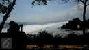 Wisatawan mengabadikan bangunan pura yang berdiri di atas karang bolong di kawasan wisata Tanah Lot, Bali, 31 Agustus 2015. Kawasan wisata Tanah Lot masih menjadi primadona bagi wisatawan yang berkunjung ke Bali. (Liputan6.com/Helmi Fithriansyah)