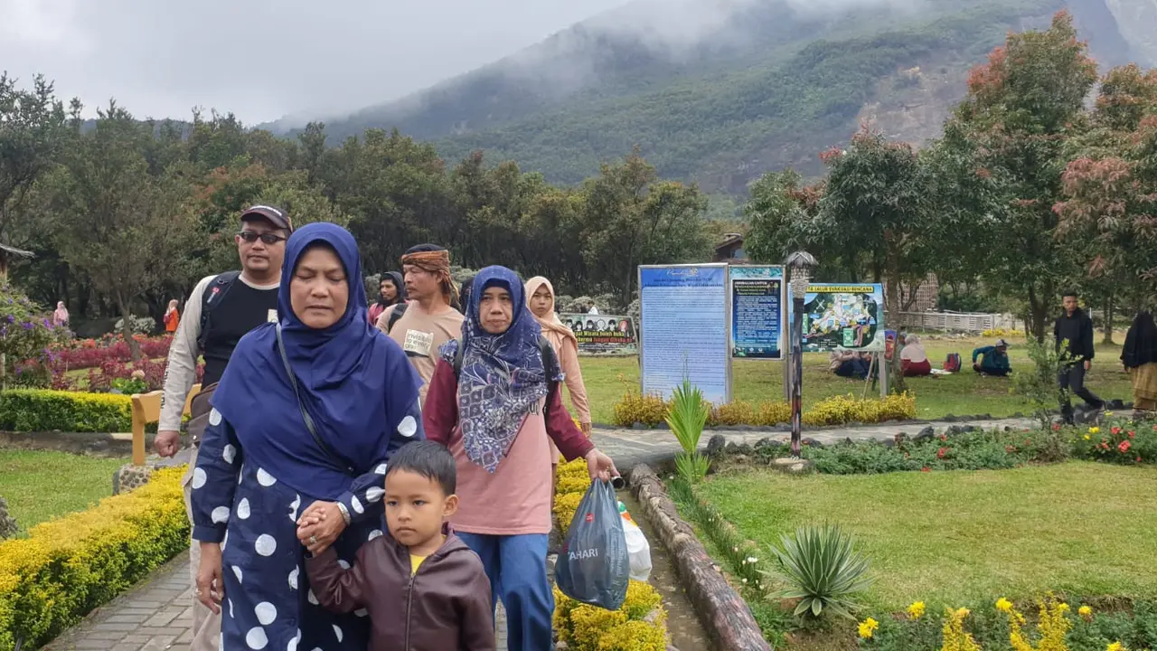 Nampak para pengunjung TWA Papandayan, Garut, Jawa Barat terlihat ceria selepas menikmati sajian wisata alam terbuka di kawasan wisata di ketinggian 2.665 mdpl itu. (Liputan6.com/Jayadi Supriadin)