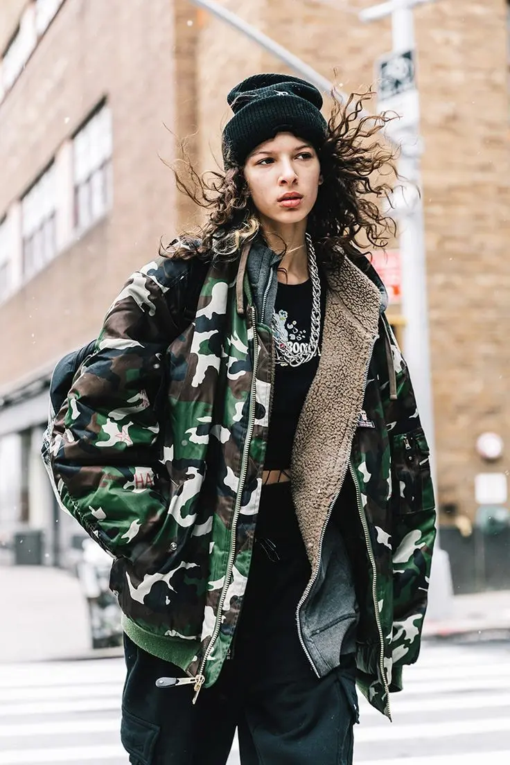 Tampil cool dengan army look. (Image: Pinterest)