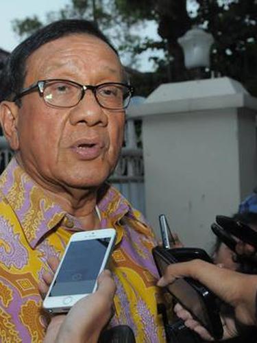 Akbar Tandjung Adnan Buyung Tak Kenal Kompromi Soal Hukum News Entertainment Fimela Com