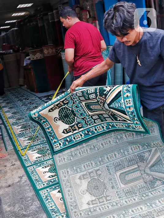 Permintaan karpet mulai berdatangan beberapa pekan mendekati bulan puasa. (Liputan6.com/Angga Yuniar)
