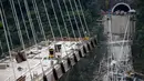Kondisi jembatan ambruk yang menghubungkan Bogota dengan Kota Villavicencio di kota Guayabetal, Senin (16/1).  Penyebab ambruknya jembatan sepanjang 446 meter yang jatuh sampai ke jurang di bawahnya tersebut sedang diselediki. (Raul Arboleda/AFP)