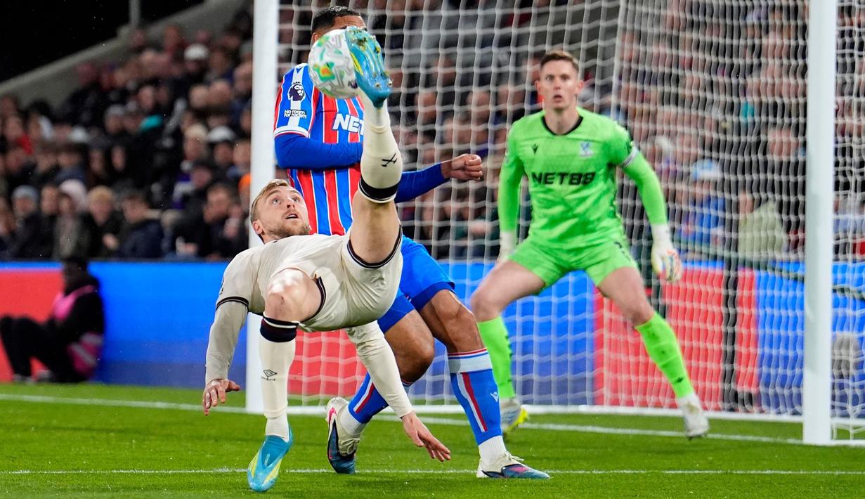 West Ham hanya puas meraih satu poin saat bertandang ke markas Crystal Palace dalam laga lanjutan Liga Inggris di Selhurst Park, London, Inggris, Senin (20/04/2026) waktu setempat. (AP Photo/Jordan Pettitt)