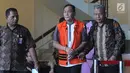 Hakim PN Balikpapan nonaktif Kayat (tengah) usai menjalani pemeriksaan di Gedung KPK, Jakarta, Jumat (30/8/2019). Kayat diperiksa sebagai tersangka untuk melengkapi berkas terkait dugaan suap memengaruhi vonis bebas Sudarman yang menjadi terdakwa dalam kasus pemalsuan surat. (merdeka.com/DwiNarwoko)