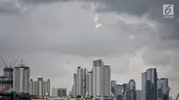 Suasana gedung-gedung bertingkat dengan langit mendung di kawasan Sudirman, Jakarta, Rabu (23/11). BMKG memperkirakan puncak musim hujan di Jakarta diprediksi terjadi sepanjang Januari hingga Februari 2019. (Liputan6.com/Faizal Fanani)