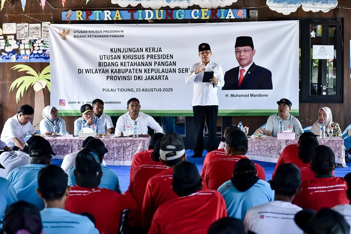 Utusan Khusus Presiden (UKP) Bidang Ketahanan Pangan, Muhamad Mardiono menyambangi kelompok nelayan di Pulau Tidung, Kabupaten Kepulauan Seribu, Jakarta.