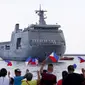 Keluarga awak kapal angkatan laut Filipina melambaikan bendera negara mereka, menyambut kapal baru BRP Davao del Sur di Pelabuhan Selatan Manila, Rabu, 10 Mei 2017 di Manila, Filipina. (AP Photo / Bullit Marquez)