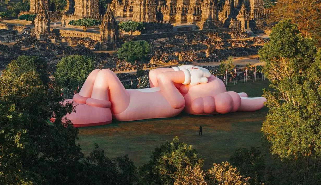 <p>Terbaru Jumat 18 Agustus kemarin, KAWS: HOLIDAY mampir ke Candi Prambanan. Di Situs Warisan Dunia UNESCO ini, Kaws memperkenalkan kembali ACCOMPLICE, figur vinil yang pertama kali muncul dan dirilis KAWS pada tahun 2002. [Dok/KAWS]</p>