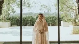 Aaliyah Massaid mengenakan busana muslim berwarna krem pastel berbahan lace atau renda. (Foto: Instagram/ aaliyah.massaid)
