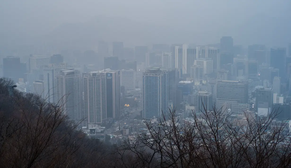 Pandangan umum menunjukkan bangunan diselimuti kabut pada hari yang tercemar di Seoul, Korea Selatan, Rabu (15/12/2021). (AFP/Anthony Wallace)