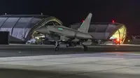 Pesawat Jet RAF Typhoon lepas landas dari RAF Akrotiri di Siprus untuk misi menyerang sasaran Houthi di Yaman 11 Januari 2024.(Sersan Lee Goddard, Kementerian Pertahanan Inggris Via AP)