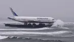 Pesawat Boeing 767 terlihat berlayar di atas tongkang di sekitar pantai barat Irlandia, Sabtu (7/5). Pesawat itu dipindahkan guna dijadikan sebagai pusat akomodasi di transportasi alternatif bertema 'Gampling' di desa Enniscrone (REUTERS/Clodagh Kilcoyne)