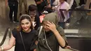 Saat berlibur ke Thailand dengan Atta Halilintar dan kedua anak mereka, Aurel tampil memukau. Mengenakan hijab modern, ia memperlihatkan tubuh rampingnya di jalanan Thailand. Mereka mengunjungi beberapa destinasi populer sambil menikmati momen keluarga. (Liputan6.com/IG/@aurelie.hermansyah)