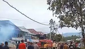 Tangkapan layar video detik-detik warga diduga melempari mobil Damkar di Lampung Barat. (Istimewa)