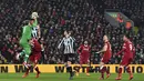 Kiper Liverpool, Loris Karius mengamankan bola dari kejaran pemain Newcastle United pada lanjutan Premier League di Anfield, Liverpool, (3/3/2018). Liverpool menang 2-0. (Anthony Devlin/PA via AP)