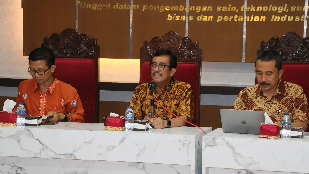 Wakil Rektor I bidang Akademik, Kemahasiswaan dan Alumni Universitas Jember, Slamin (tengah) memberikan keterangan dalam kasus dugaan adanya kekerasan dalam PPMB. (Istimewa)