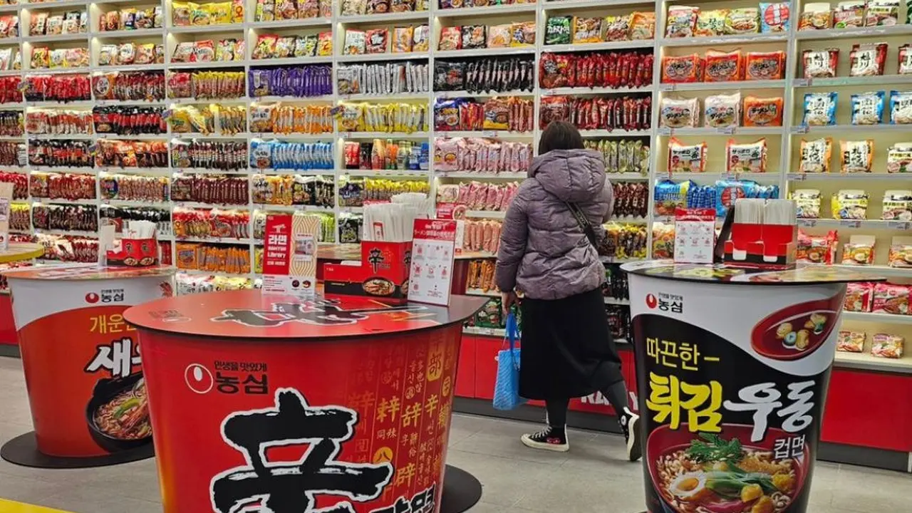 Perpustakaan Ramyun di Hongdae Korea Selatan mencuri perhatian wisatawan dan warga lokal.