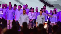 Raffi Ahmad dan Nagita Slavina di barisan capres-cawapres nomor urut 2 Prabowo Subianto dan Gibran Rakabuming Raka di acara Debat Cawapres perdana di JCC, Jakarta, Jumat (22/12/2023). (Dok via Liputan6.com/Faizal Fanani)