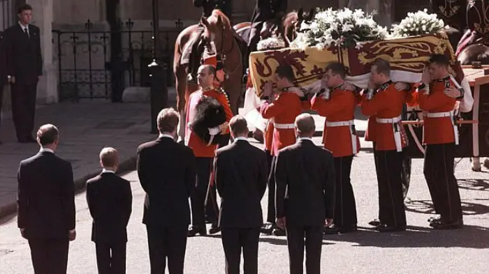 Pangeran William dan Harry saat mengiringi peti jenazah ibunya, Putri Diana. (AP)