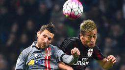 Pemain AC Milan, Keisuke Honda (kanan), berebut bola dengan pemain Alessandria, Massimo Loviso, dalam semifinal Coppa Italia di Stadion San Siro, Milan, Rabu (2/3/2016) dini hari WIB. (EPA/Daniel Dal Zennaro)