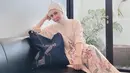 Masih menggunakan hijab berwarna nude, Kesha Ratuliu mengenakan kemeja linen berwarna pink pastel yang dipadukan dengan rok print panjang bermotif bunga. (instagram/kesharatuliu05)