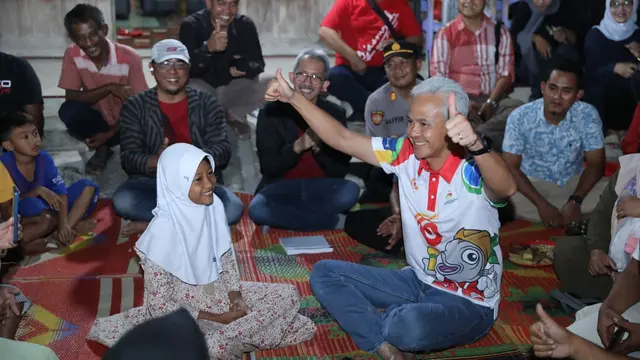 Gubernur Jawa Tengah Ganjar Pranowo meninjau langsung Program 'Tuku Lemah Oleh Omah' yang digagasnya. Salah satunya dengan menginap langsung di salah satu kediaman warganya di daerah Pati.