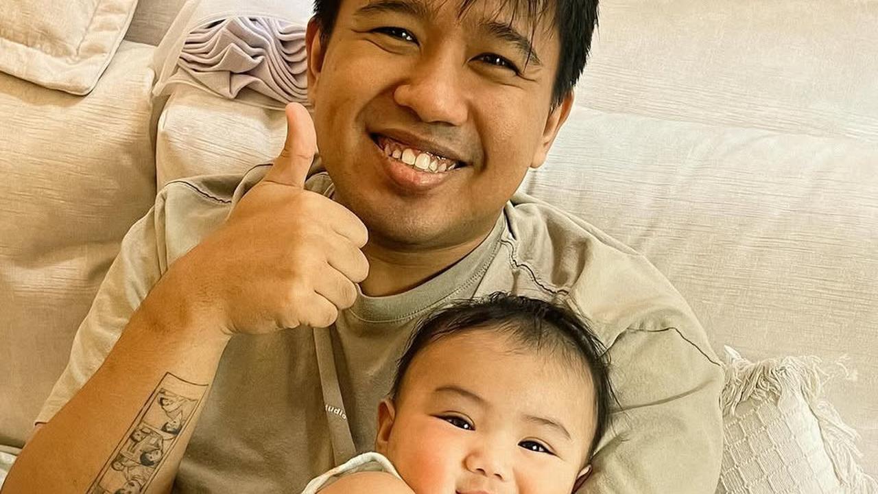Potret Joshua Suherman Momong Baby Elio, Ajarkan Banyak Pose hingga Ikut Akhirnya Ketiduran