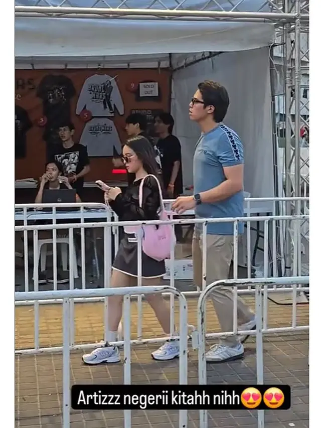 6 Potret Kedekatan El Rumi dan Eca Aura, Keciduk Nonton Konser Bruno ...