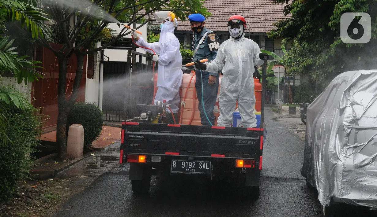 Petugas PMI melakukan penyemprotan disinfektan pada puskesmas di RW 09 Kompleks TNI AL Gandaria, Jakarta Selatan, Senin (14/2/2022). Penyemprotan yang difasilitas Satgas Covid 19 Lantamal III TNI AL tersebut dilakukan untuk mencegah penyebaran COVID-19 varian Omicron. (merdeka.com/Arie Basuki)
