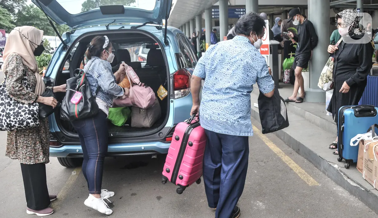 Calon penumpang kereta api jarak jauh saat tiba di Stasiun Pasar Senen, Jakarta Pusat, Minggu (17/7/2022). Selain itu PT KAI juga menyediakan layanan vaksinasi dosis ketiga atau booster secara gratis di stasiun keberangkatan. (merdeka.com/Iqbal S Nugroho)
