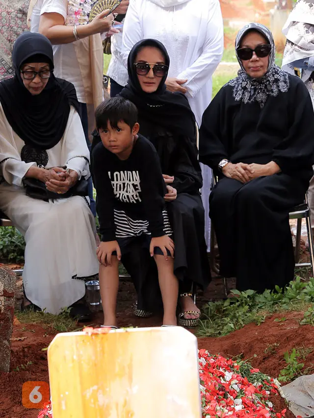 [Bintang] Pemakaman ayah Kiki Amalia