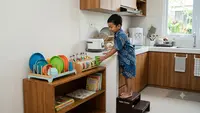 9 Cara Menata Peralatan Makan agar Mudah Dijangkau Anak, Latih Kemandirian Sejak Dini