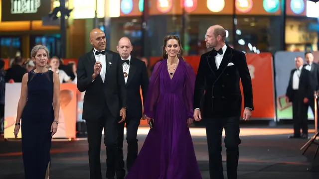 Kate Middleton Tampil Anggun dalam Gaun Ungu di Premiere Digger, Kenakan Kalung Warisan Berusia 103 Tahun