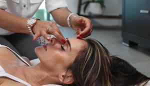 Genetika dan gaya hidup yang buruk menjadi penyebab timbulnya mata panda. Berikut cara mengatasinya secara alami. (Foto: Unsplash.com/Antonika Chanel).