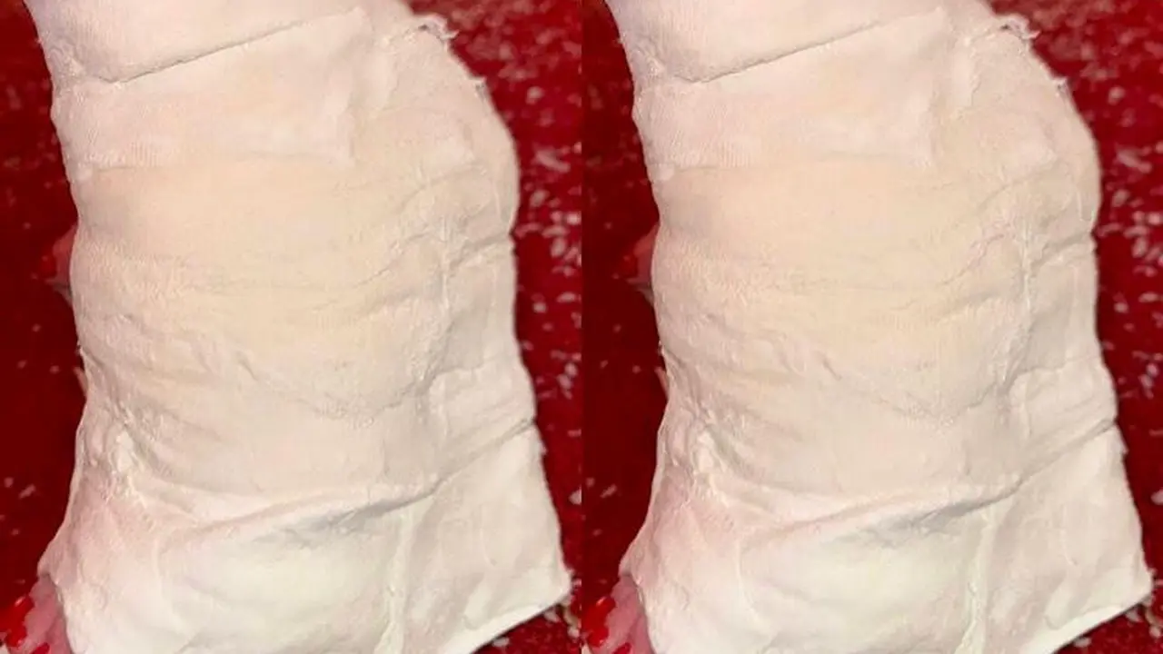 Unggahan Instagram Stories Kim Kardashian pada Selasa, 17 September 2024, menunjukkan ia memakai sepatu hak baji dan dibalut plester